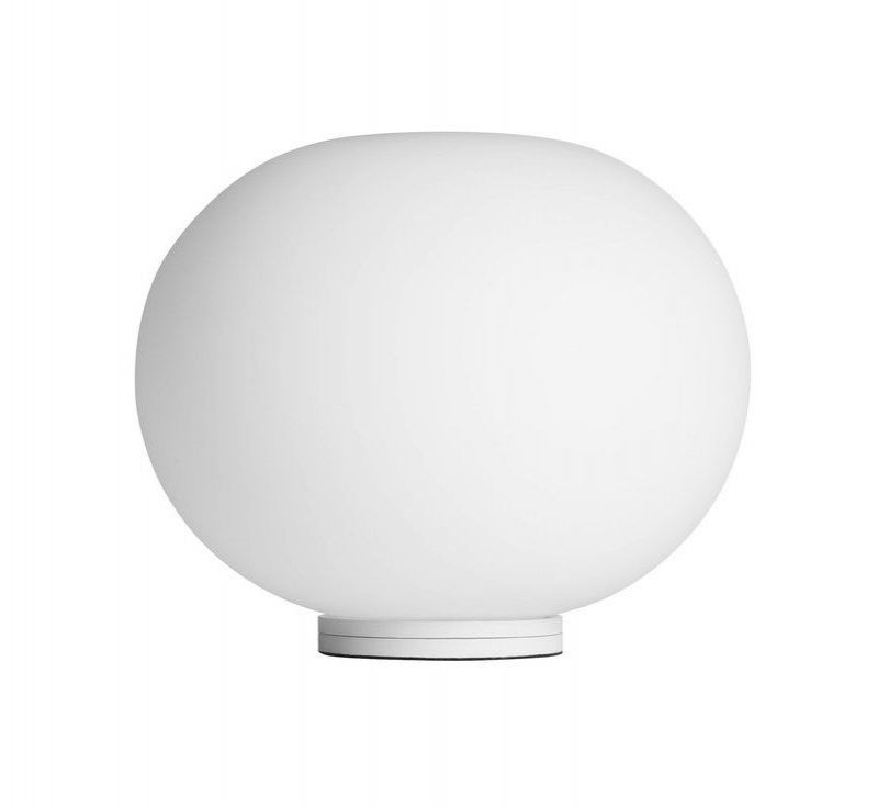 Weiße Glo Ball Tischleuchte von Flos, modernes Design mit runder Form und sanftem Licht.